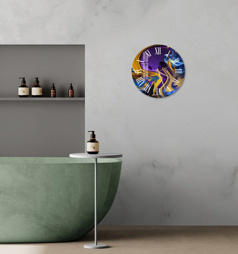 Couleurs dorées abstraites sur verre trempé avec horloge murale salon