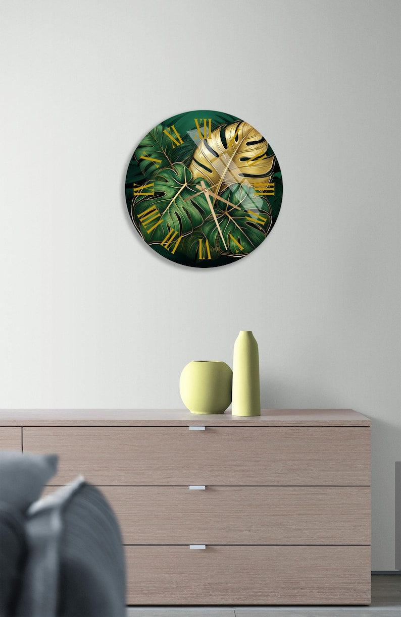 Feuilles vertes dorées sur verre trempé avec horloge murale tropicale