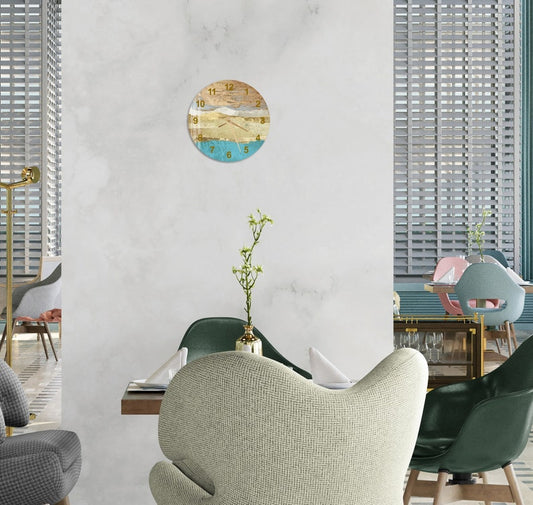 Vue abstraite dorée sur verre trempé avec horloge murale maison et bureau