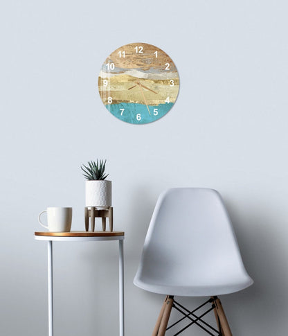 Vue abstraite dorée sur verre trempé avec horloge murale maison et bureau