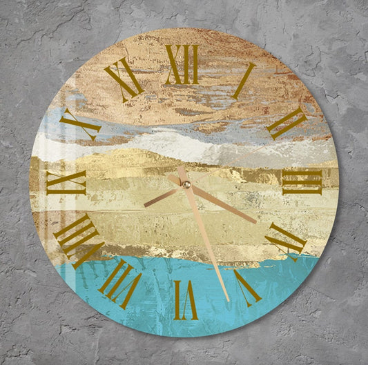 Vue abstraite dorée sur verre trempé avec horloge murale maison et bureau