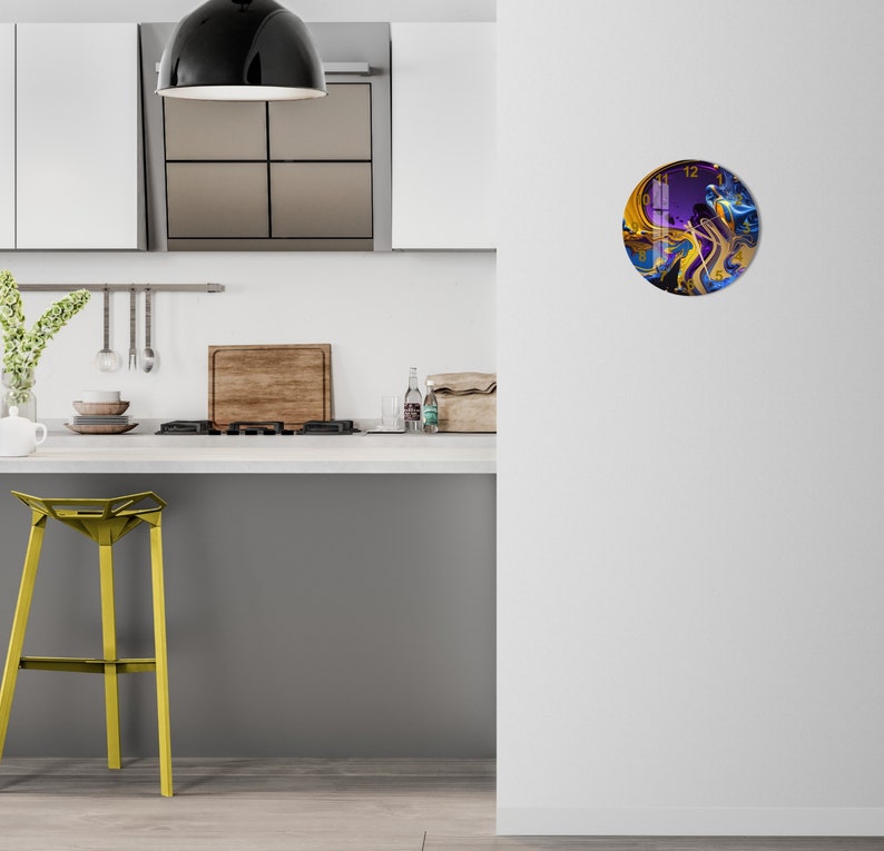 Couleurs dorées abstraites sur verre trempé avec horloge murale salon
