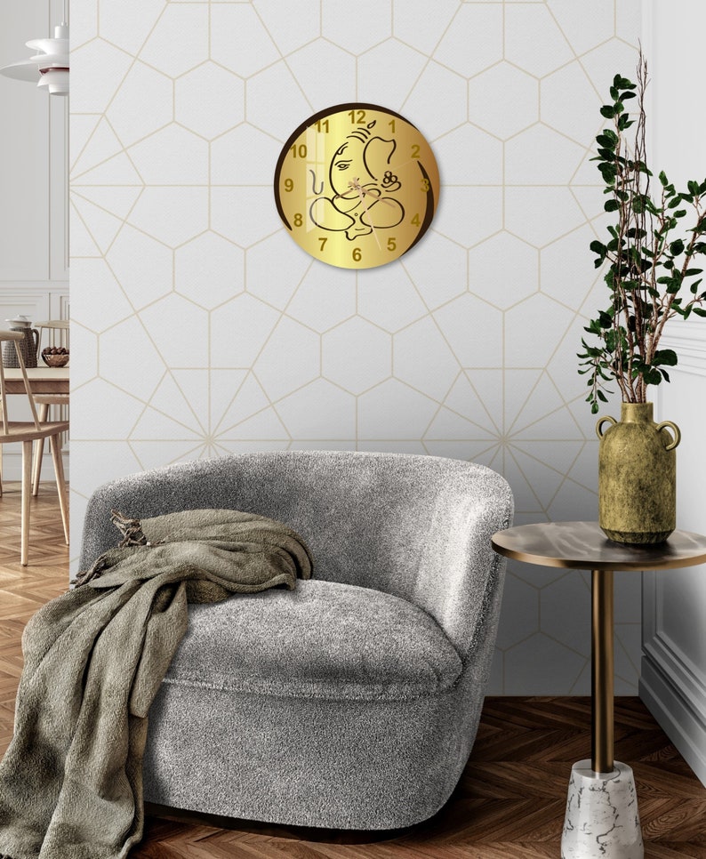 Ganesh doré en art hindou avec horloge murale en verre pour le salon