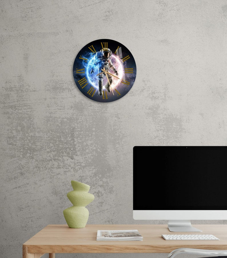 Astronaute et espace abstrait sur verre trempé avec horloge murale déco
