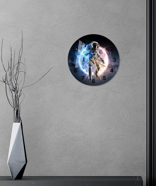 Astronaute et espace abstrait sur verre trempé avec horloge murale déco