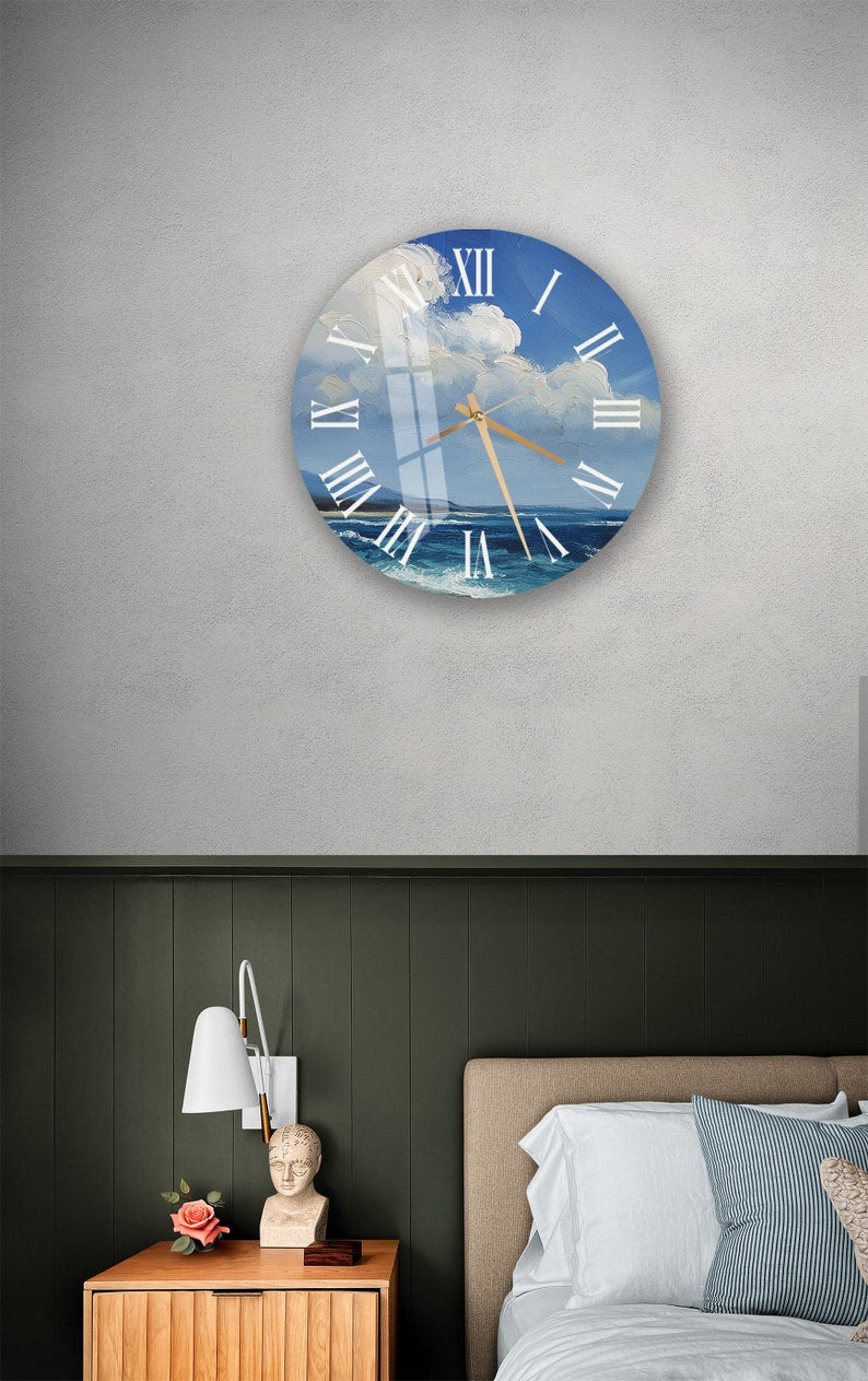 Horloge murale en verre trempé avec vue sur le ciel bleu, les nuages blancs et la mer