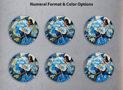 Fleurs bleues et femme au jardin sur verre trempé avec horloge murale dorée