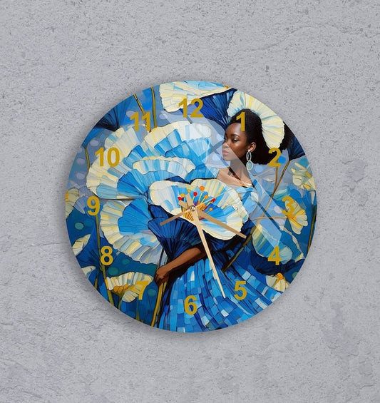 Fleurs bleues et femme au jardin sur verre trempé avec horloge murale dorée