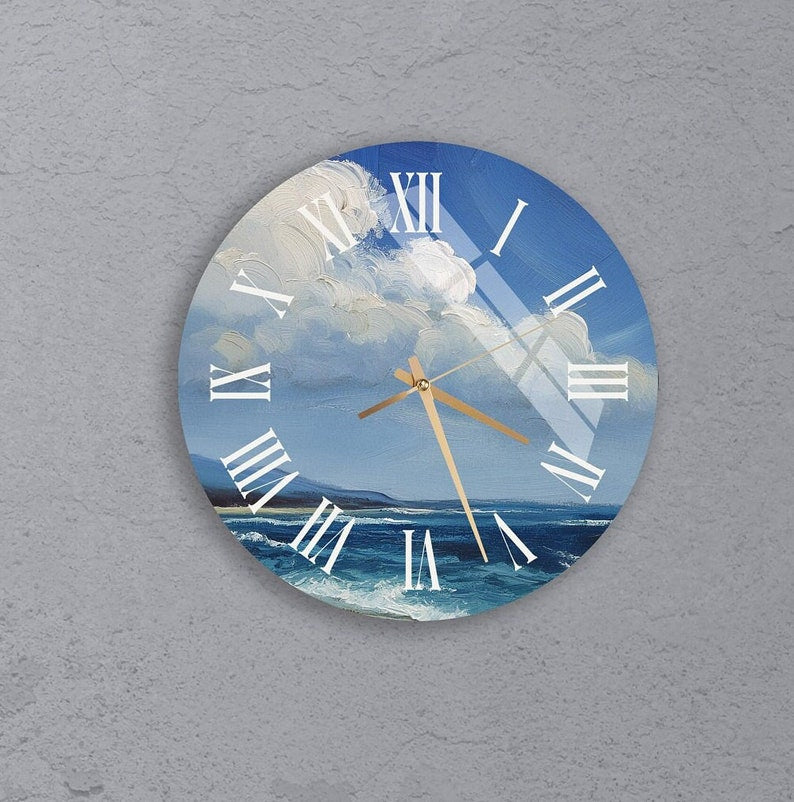 Horloge murale en verre trempé avec vue sur le ciel bleu, les nuages blancs et la mer