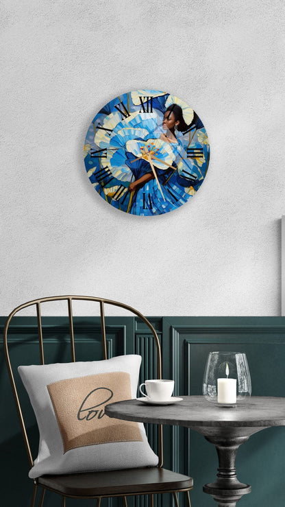 Fleurs bleues et femme au jardin sur verre trempé avec horloge murale dorée