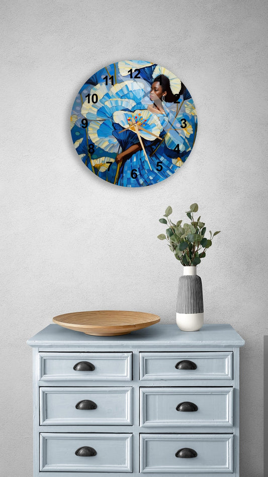 Fleurs bleues et femme au jardin sur verre trempé avec horloge murale dorée