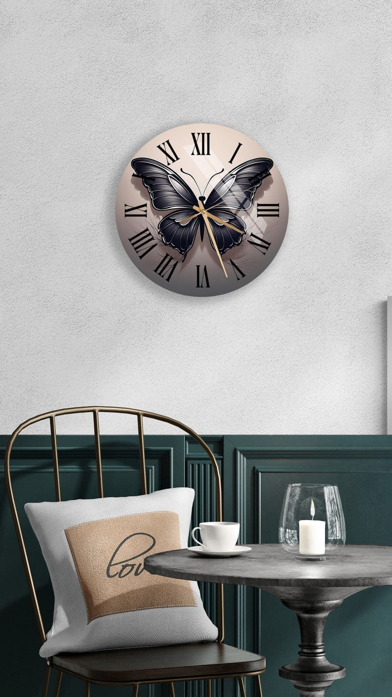 Papillon coloré sur verre trempé avec horloge murale élégante et unique