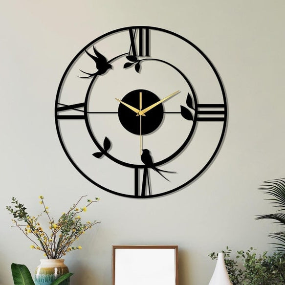 Horloge murale creuse simple et abstraite en métal noir en forme d'oiseau