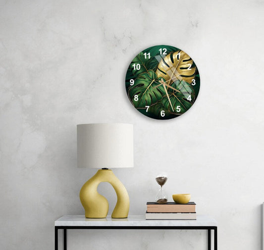 Feuilles vertes dorées sur verre trempé avec horloge murale tropicale