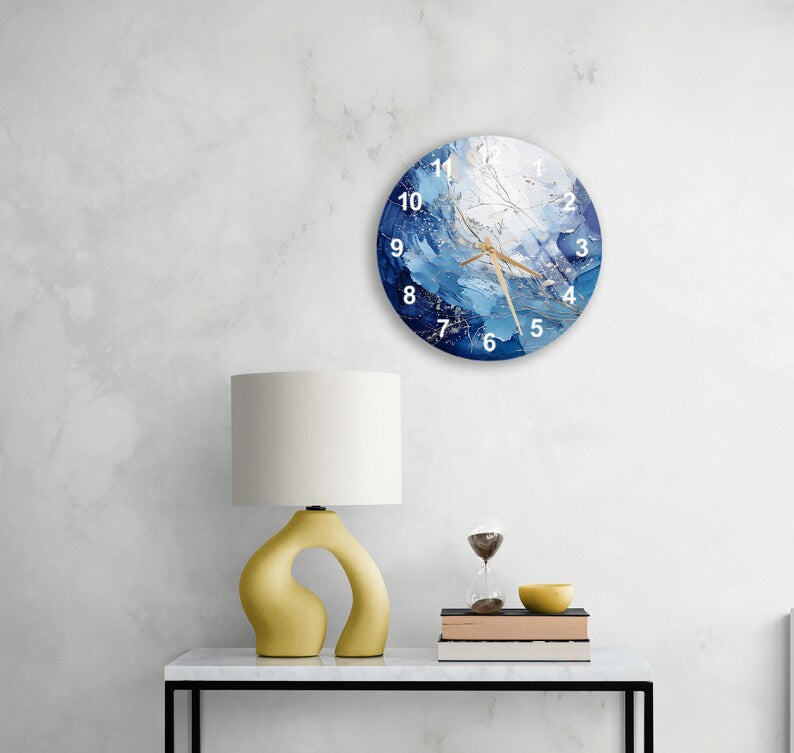Design artistique bleu sur verre trempé avec horloge murale abstraite