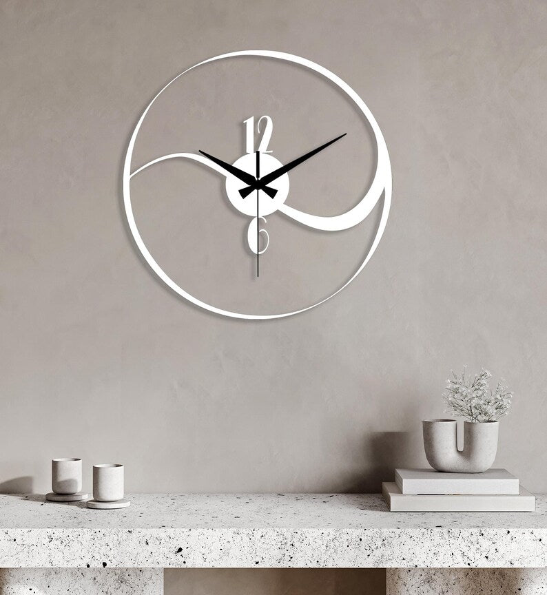 Horloge murale creuse silencieuse en métal à lignes abstraites noires simples