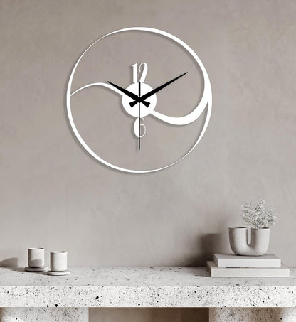 Horloge murale creuse silencieuse en métal à lignes abstraites noires simples