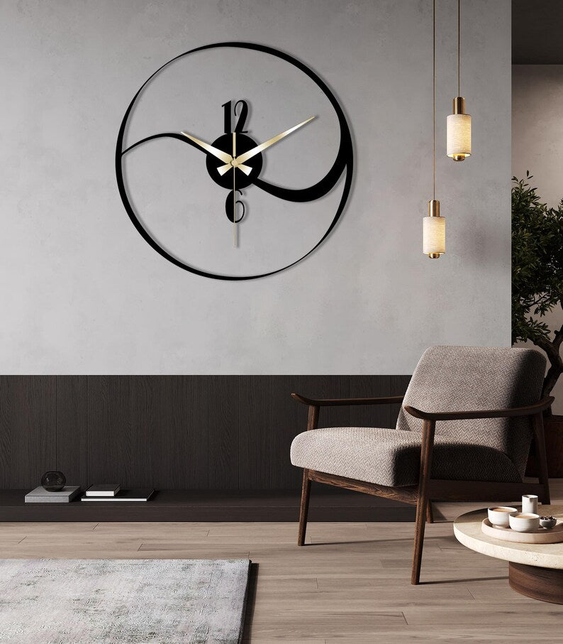 Horloge murale creuse silencieuse en métal à lignes abstraites noires simples